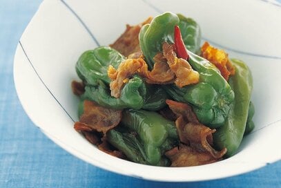 ピーマン丸ごとがうまッ！片手で握りつぶすだけ、ダイナミック食感の「炒め煮」レシピ