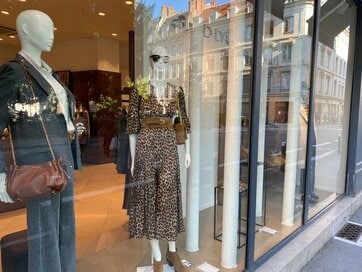 フランス人のおしゃれの秘密は「バランス」。赤いネイルとリップは一緒にしない