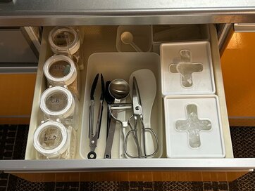 50代・ラクする「キッチン収納」術3つ。鍋やフライパンは立てる、よく使うものはセット置き