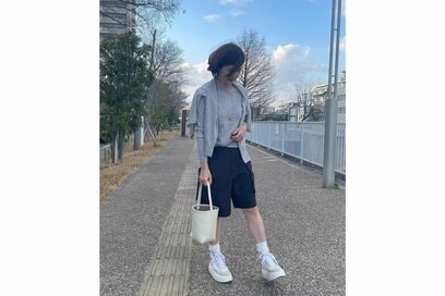ボトムスを変えるだけで若見え。50代も着こなしやすい「ユニクロユーのハーフパンツ」