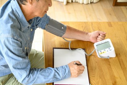 父の日に血圧計と「血圧ノート」を。高血圧がこれだけ怖い理由