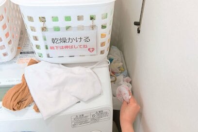 カゴやネットの収納に工夫を！洗濯機まわりを見直せば作業がうんとラクに！