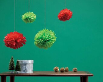 100均の材料を使ったペーパーポンポンのつくり方。つるすだけで春のインテリアに！