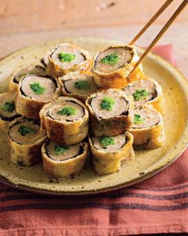 油揚げのロールつくねレシピ。豆苗が色と食感のアクセント