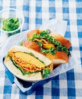 洋食屋さん風「オムナポリタンサンド」弁当。冷凍食品活用で手軽に