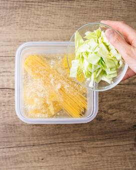 話題の「冷凍コンテナごはん」。材料を入れて冷凍するだけ、レンチンで即完成