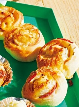 初心者でもつくれる簡単パン。「オニオンベーコン」と「シナモンロール」のつくり方