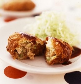 ＜豚こまメンチカツ＞衣の中ではキャベツとタマネギが大活躍！