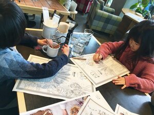 ぬりえをもらえるのです。熱中。