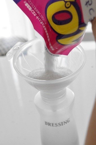 食洗機用粉洗剤をドレッシングボトルに入れる