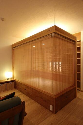 すだれロールスクリーンを下げた様子