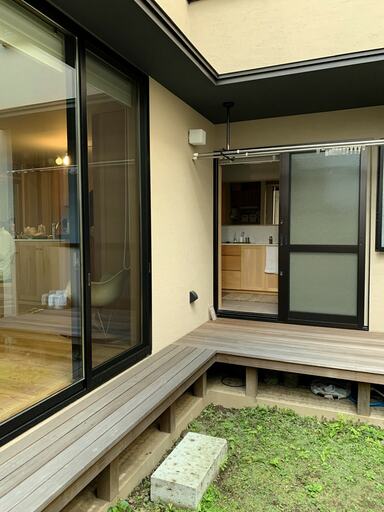 キッチンをぐるりと回遊でき、さらにそのまま縁側に出られる