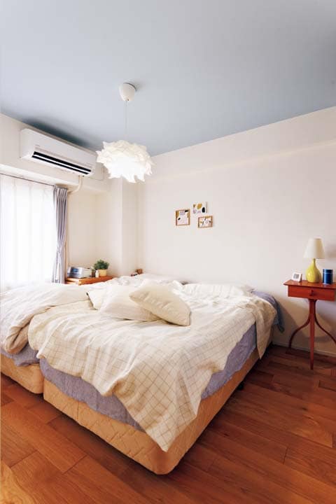 天井にグレーのアクセントクロスを取り入れた寝室