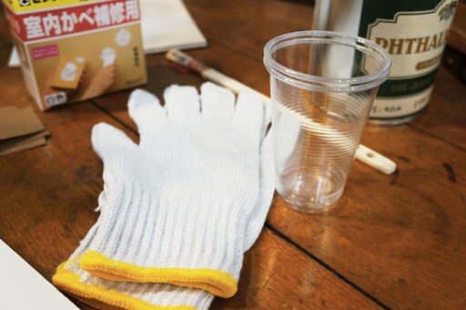 使い捨てコップ、細めの刷毛、軍手
