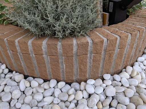 レンガをモルタルで固めた花壇