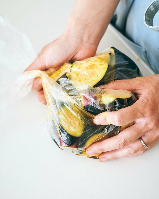 ナスに下味をつける