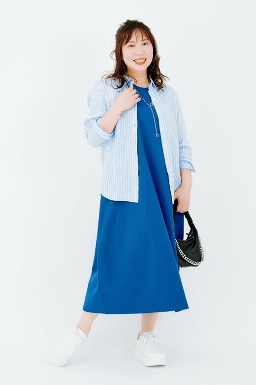 濃い青のワンピースを着た女性