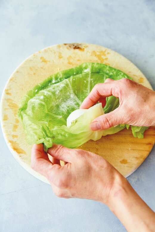 ゆで卵をキャベツで巻く