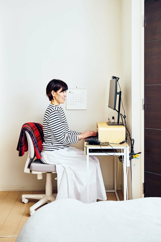 自室のワークスペースで在宅勤務をする人