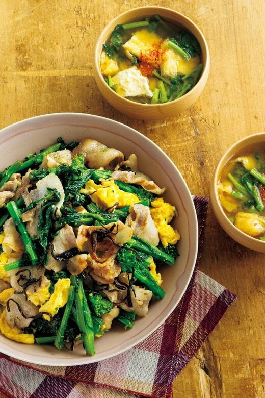 「豚肉と菜の花の塩昆布卵炒め」と「ちぎり油揚げとクレソンのピリ辛みそ汁」