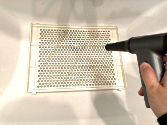 エアダスターでフィルターを掃除しているところ
