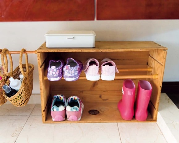 玄関にワイン箱を置いて子ども用2段靴箱に