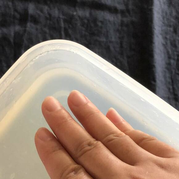 保存容器と寒天の境目部分をやさしく押す様子