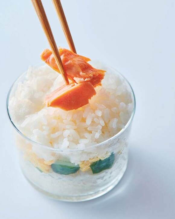 ご飯の上に鮭をのせる