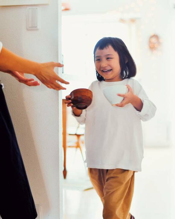 食器を片付ける子ども