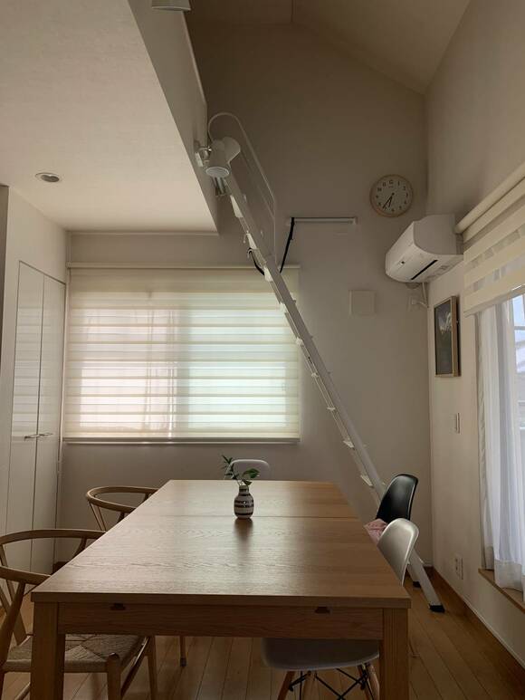 テーブル奥にロフト