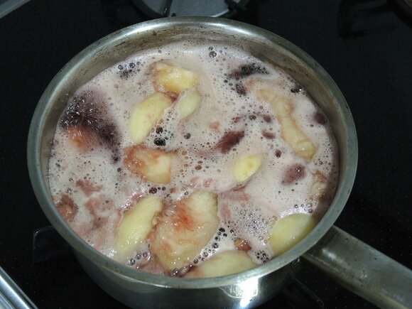 弱火で10分ほど煮込む