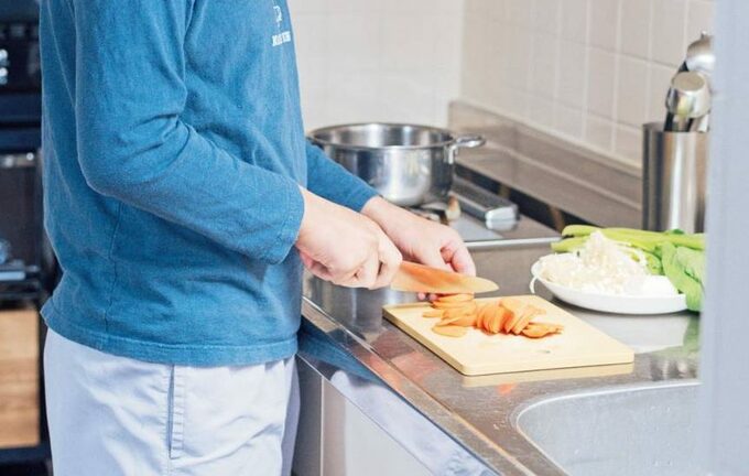 野菜をカットする様子