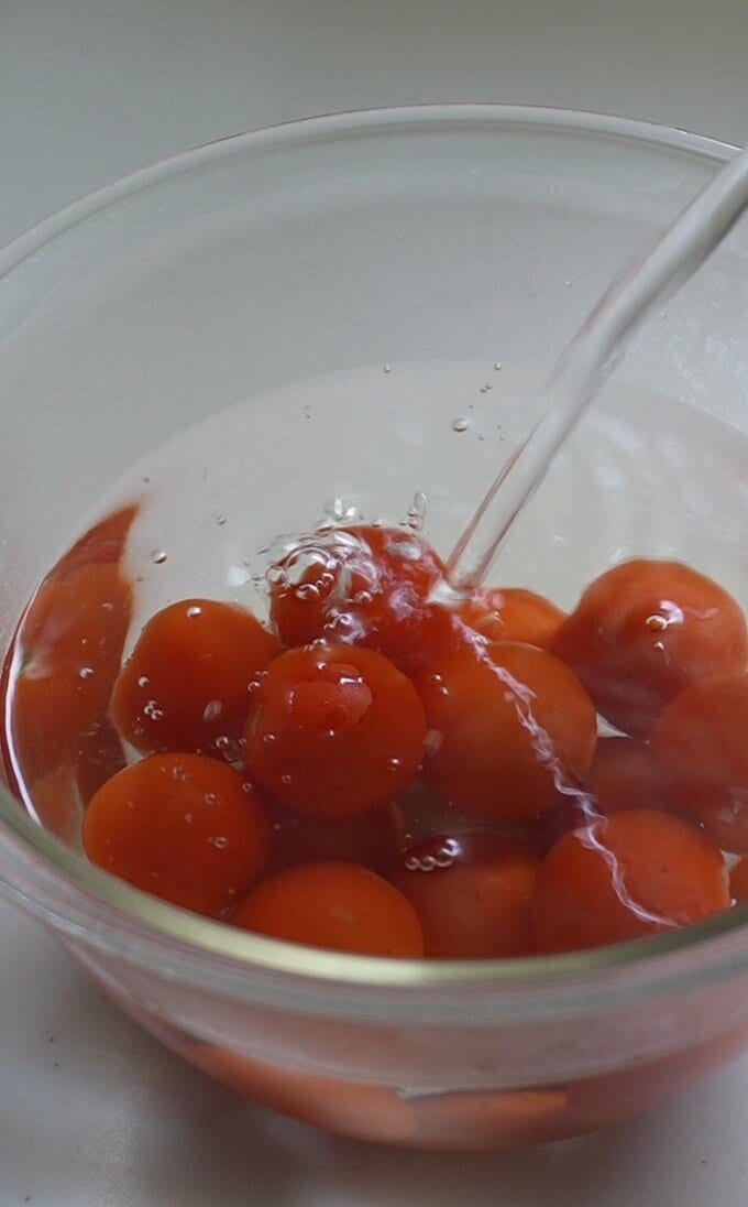 ボウルに入れ、熱湯を注ぐ。