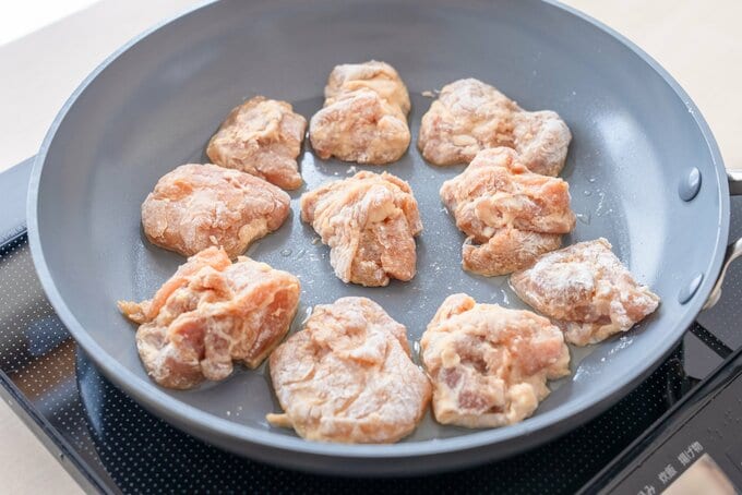 鶏肉をフライパンで揚げる