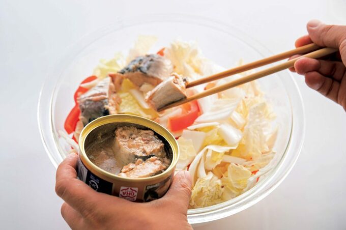 サバの缶のサバをボウルに入れる