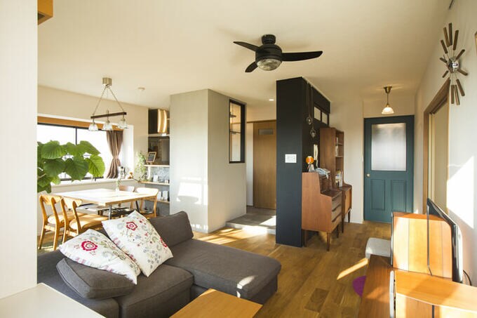 柱でゾーニングされたLDK