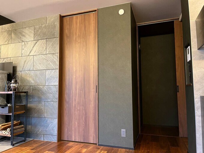 クローゼットの戸を閉めたところ