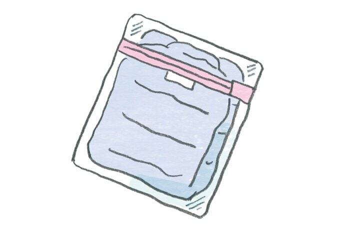 ネットに入れられたダウンジャケットのイラスト