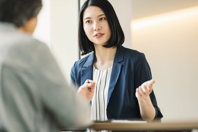 対話中の女性(※画像はイメージです)