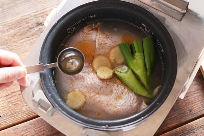 炊飯器に材料を入れる様子