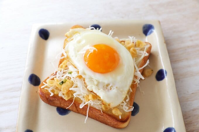 目玉焼きをのせる