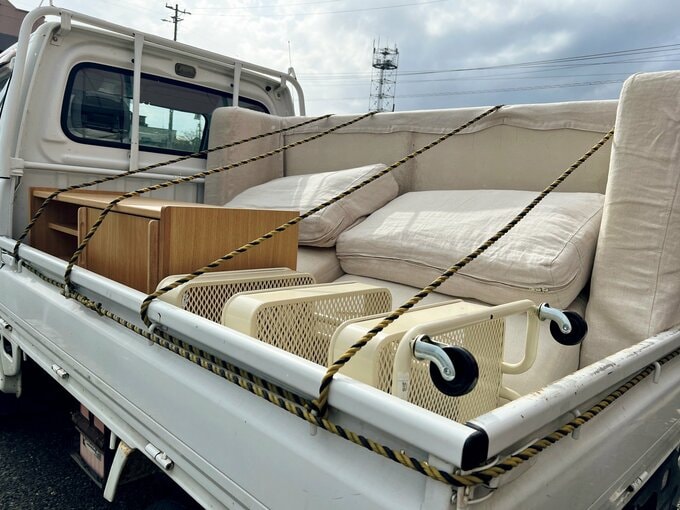 トラックの荷台に積み込まれた家具