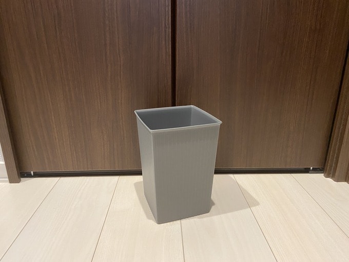 リビングやダイニングには小さなくずカゴ