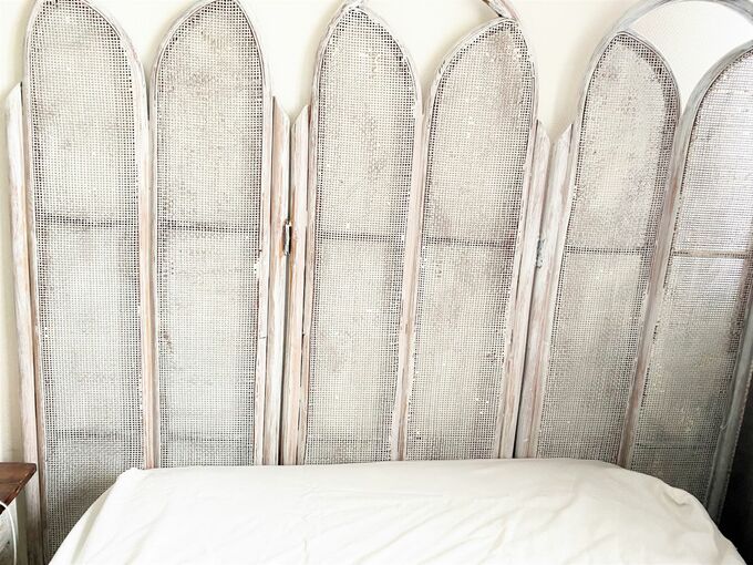 ヘッドボードは、壁に立てかけてベッドではさみ込むだけ