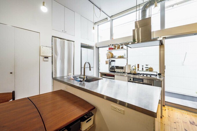 白×シルバーがクールなシステムキッチン