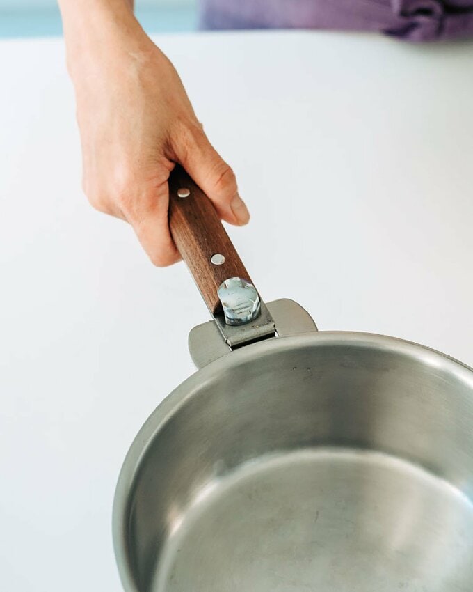 ウッドハンドルのついたお鍋