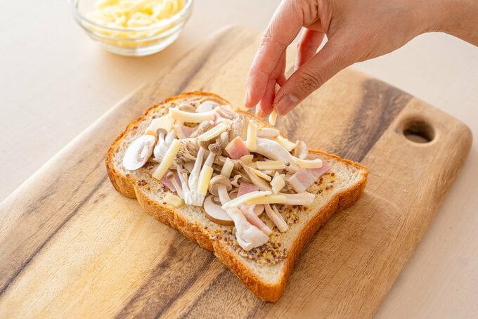材料ののった食パン