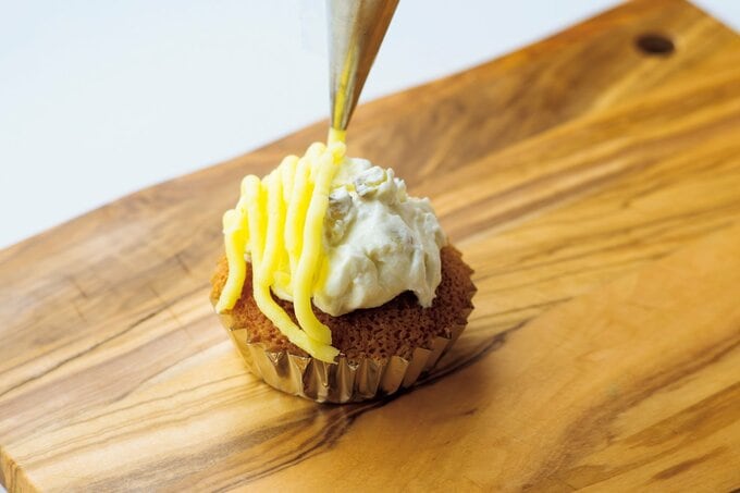 カップケーキにサツマイモクリームを絞る様子