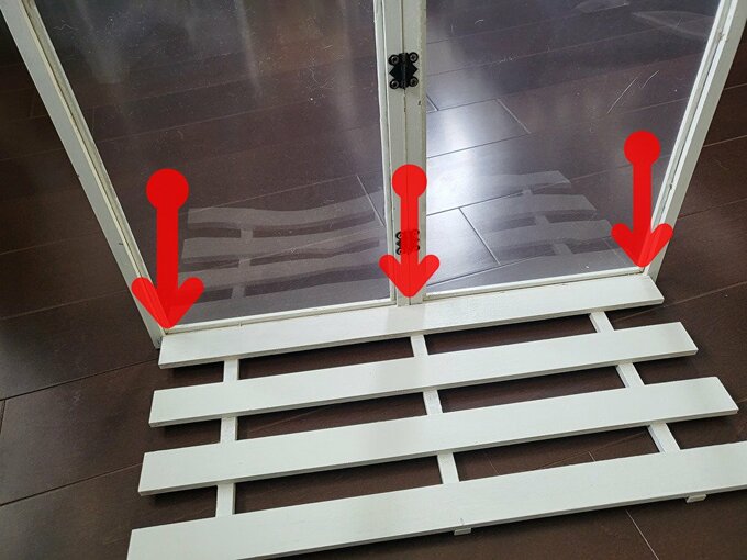 背面をスノコにクギで取りつける