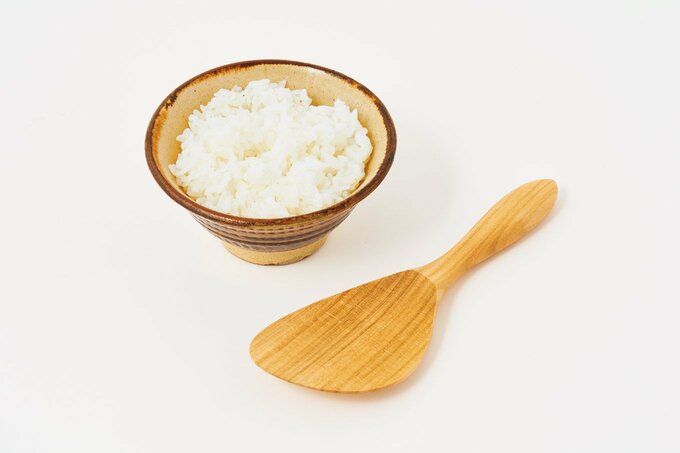 しゃもじとお米が入ったお茶碗